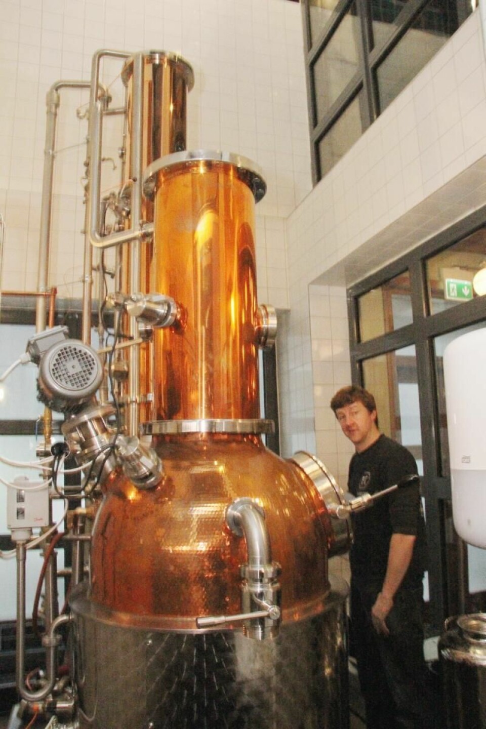 Matthew Ensor i destilleriet på Himkok. (Foto: Morten Holt)