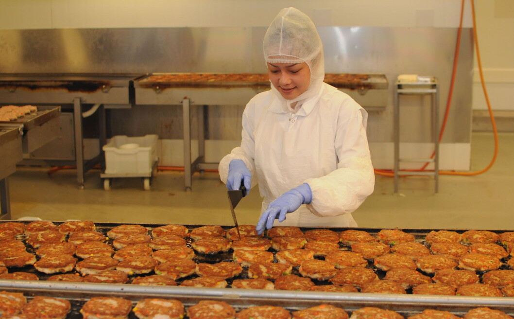 Det produseres mye karbonader i løpet av en dag hos Matbørsen. Produksjonsmedarbeider Cuong Thi Nguyen sjekker at stekeprosessen er i orden. Det produseres mye karbonader i løpet av en dag hos Matbørsen. Produksjonsmedarbeider Cuong Thi Nguyen sjekker at stekeprosessen er i orden.