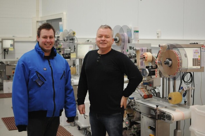 – Bank i bordet, har produksjonsutstyret fra Lexit Group fungert tilfredsstillende i alle år, sier Freddy André Henriksen i Matbørsen AS. Her sammen med Per Kristian Myklebust hos Lexit Group. – Bank i bordet, har produksjonsutstyret fra Lexit Group fungert tilfredsstillende i alle år, sier Freddy André Henriksen i Matbørsen AS. Her sammen med Per Kristian Myklebust hos Lexit Group.