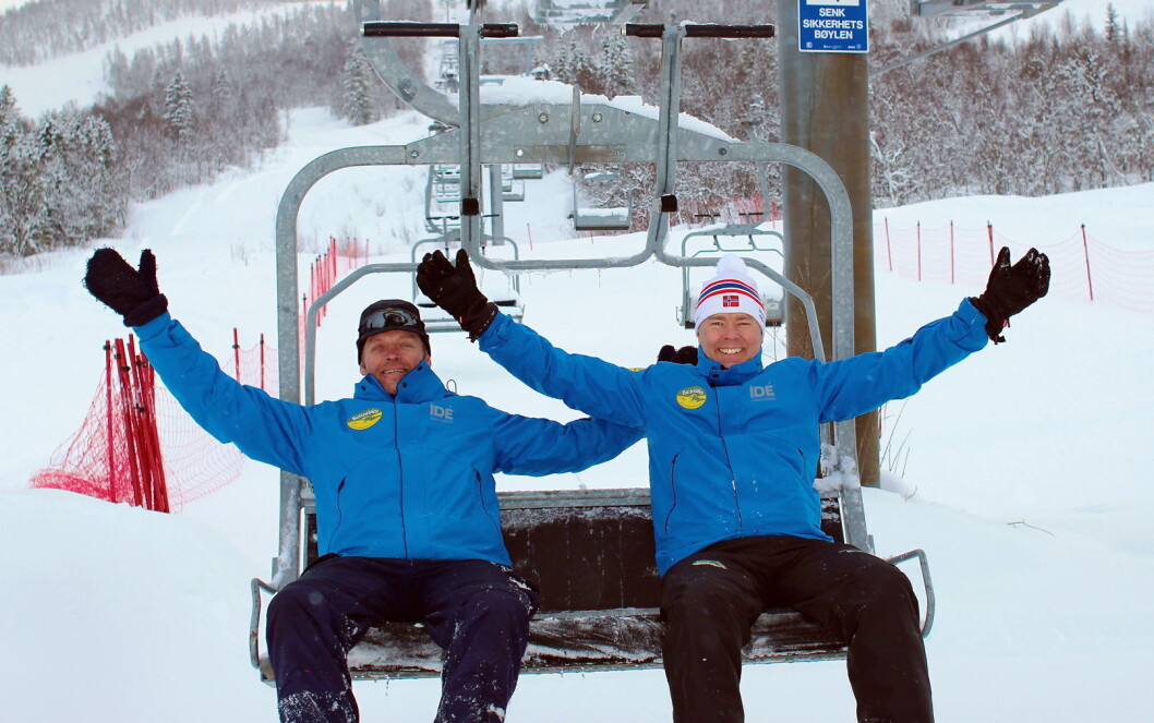 Styreleder Atle Hovi og daglig leder Rune Skoglund (t.v) i Raudalen Alpin selger stolheisen i Raudalen for 1,5 millioner. (Foto: DestinasjonsKirurgene) Styreleder Atle Hovi og daglig leder Rune Skoglund (t.v) i Raudalen Alpin selger stolheisen i Raudalen for 1,5 millioner. (Foto: DestinasjonsKirurgene)