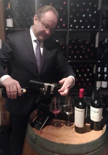 Roar Hildonen på To Rom og Kjøkken tester Coravin. Roar Hildonen på To Rom og Kjøkken tester Coravin.