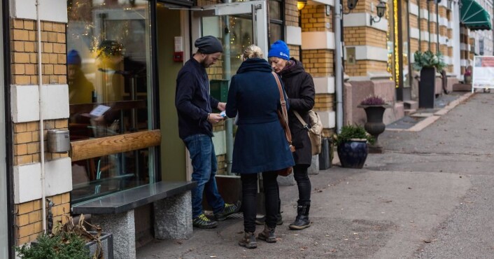 Anette Christensen og Line Forsberg deler ut eSmiley-brosjyrer på Oslos spisesteder. Anette Christensen og Line Forsberg deler ut eSmiley-brosjyrer på Oslos spisesteder.