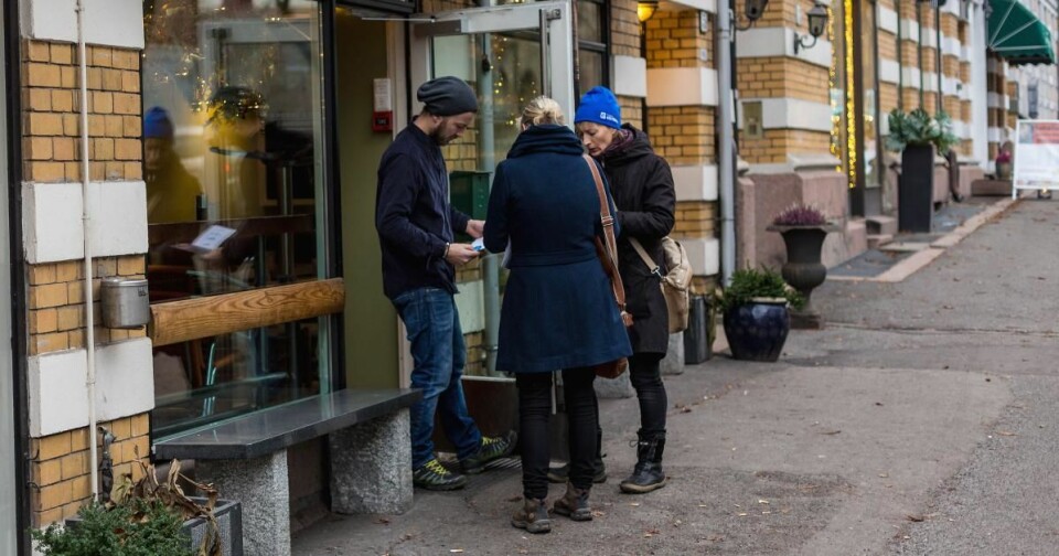 Anette Christensen og Line Forsberg deler ut eSmiley-brosjyrer på Oslos spisesteder.