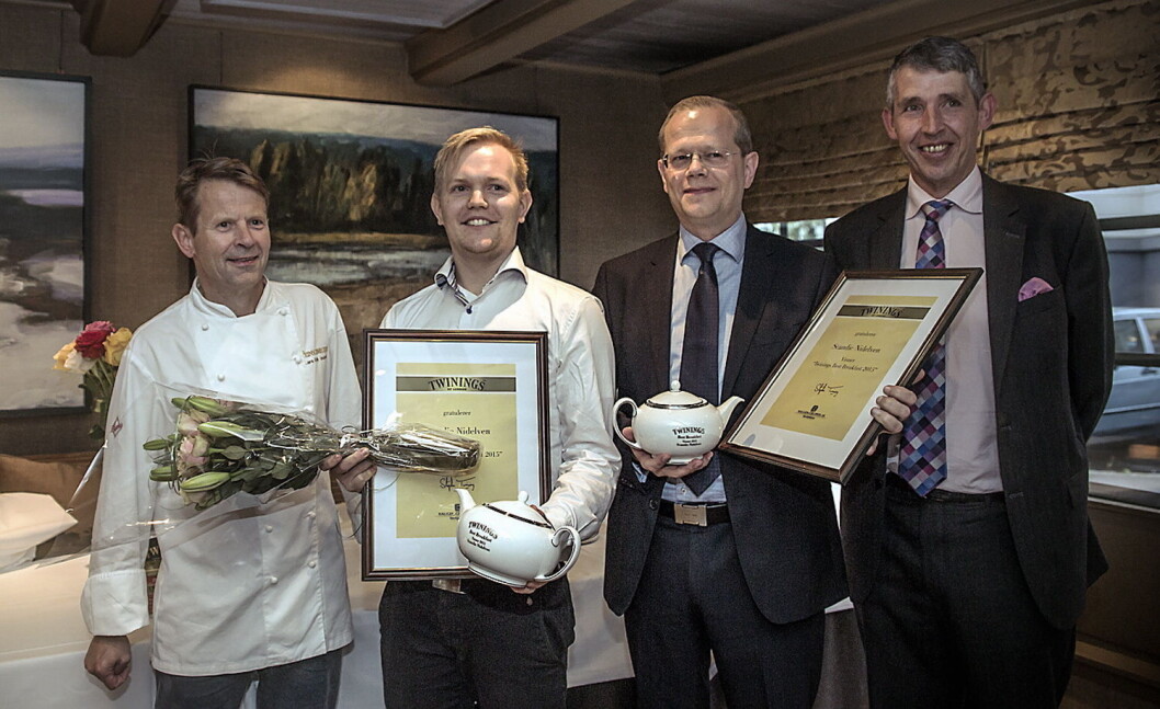Fra kåringen høsten 2015. Fra venstre jurymedlem Lars Erik Underthun, kjøkkensjef Sigve Eliassen, hotelldirektør Kjetil Vassdal og kåringens beskytter, Stephen Twining. (Foto Ihne Pedersen) Fra kåringen høsten 2015. Fra venstre jurymedlem Lars Erik Underthun, kjøkkensjef Sigve Eliassen, hotelldirektør Kjetil Vassdal og kåringens beskytter, Stephen Twining. (Foto Ihne Pedersen)