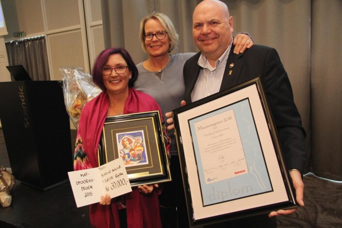 Sentrale personer i Hundsund skolerestaurant, som ble tildelt Matomsorgsprisen i 2015. Fra venstre daglig leder Liselotte Bjelke, styreleder Bente Tangstad-Juul og kjøkkensjef Tom Christian Engeli. (Foto: Morten Holt) Sentrale personer i Hundsund skolerestaurant, som ble tildelt Matomsorgsprisen i 2015. Fra venstre daglig leder Liselotte Bjelke, styreleder Bente Tangstad-Juul og kjøkkensjef Tom Christian Engeli. (Foto: Morten Holt)