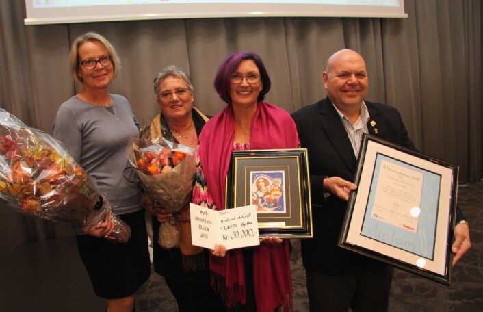 Matomsorgsprisen 2015 er tildelt Hundsund skolerestaurant v/Liselotte Bjelke (nummer to fra høyre). Ellers fra venstre Bente Tangstad-Juul (styreleder for Hundsund skolerestaurant), Elisabeth Rusdal Kvinne og familieforbundet) og kjøkkensjef på Hundsund skolerestaurant, Tom Christian Engeli. (Foto: Morten Holt) Matomsorgsprisen 2015 er tildelt Hundsund skolerestaurant v/Liselotte Bjelke (nummer to fra høyre). Ellers fra venstre Bente Tangstad-Juul (styreleder for Hundsund skolerestaurant), Elisabeth Rusdal Kvinne og familieforbundet) og kjøkkensjef på Hundsund skolerestaurant, Tom Christian Engeli. (Foto: Morten Holt)