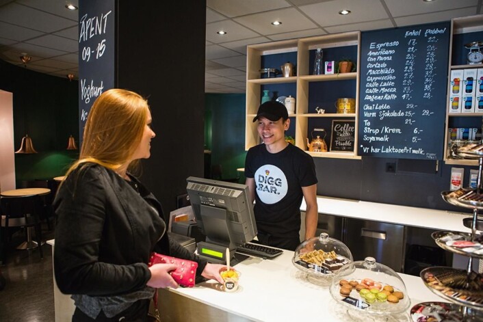 Thanasam Dankhunthot er ansatt på Diggbar for SiO Mat og Drikke. Her betjenes en kunde. (Foto: Svein Finneide) Thanasam Dankhunthot er ansatt på Diggbar for SiO Mat og Drikke. Her betjenes en kunde. (Foto: Svein Finneide)