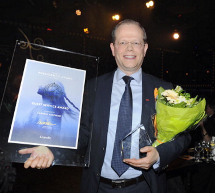 Hotelldirektør på Scandic Nidelven, Kjetil Vassdal, med den gjeve prisen. Hotelldirektør på Scandic Nidelven, Kjetil Vassdal, med den gjeve prisen.