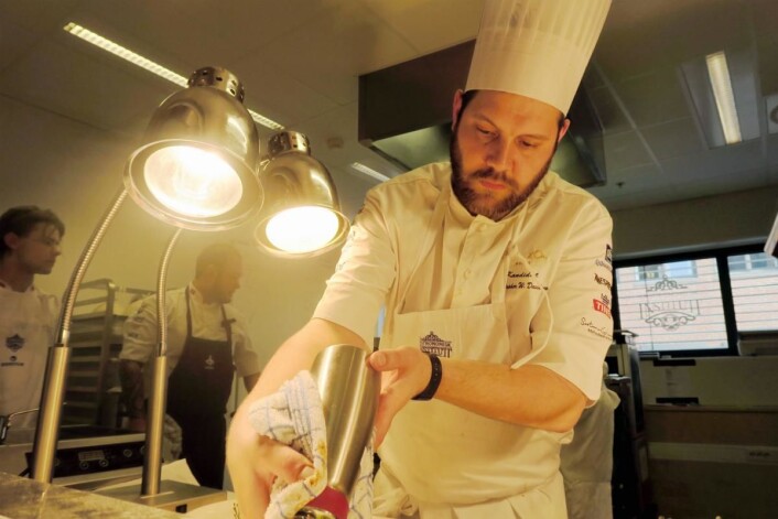 Christopher W. Davidsen i aksjon under treningen denne uka. (Foto: Bocuse d'Or Norge) Christopher W. Davidsen i aksjon under treningen denne uka. (Foto: Bocuse d'Or Norge)