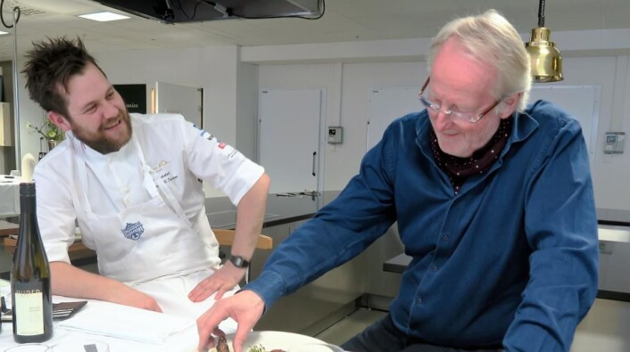Eyvind Hellstrøm besøkte Christopher W. Davidsen og Team CWD under treningen denne uka. (Foto: Bocuse d'Or Norge) Eyvind Hellstrøm besøkte Christopher W. Davidsen og Team CWD under treningen denne uka. (Foto: Bocuse d'Or Norge)