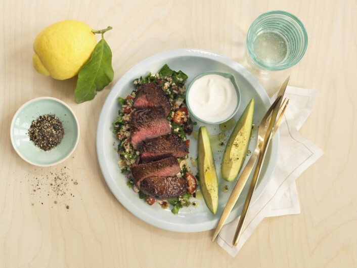 Biff med tabbouleh. (Foto: Matprat) Biff med tabbouleh. (Foto: Matprat)