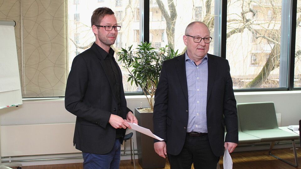 Konflikt: Fellesforbundets forhandlingsleder Clas Delp (til venstre) og NHO Reiselivs forhandlingsleder Jostein Hansen ved kravutvekslingen i mars. Partene kom ikke til enighet i den tvungne meklingen.