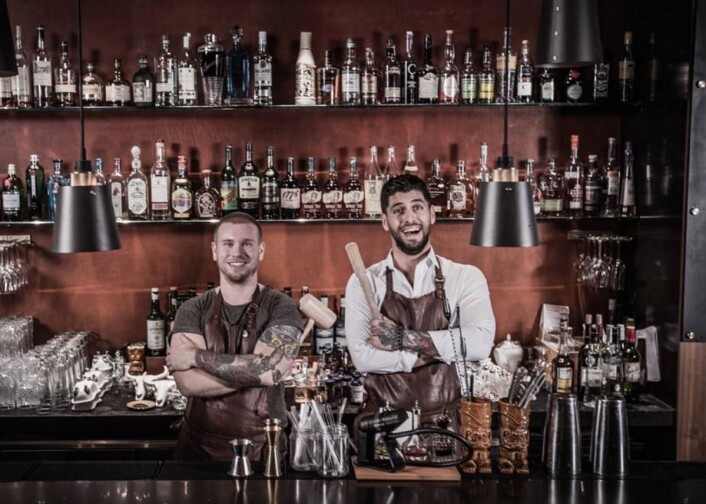 Moe Aljaff i baren Brooms & Hatches sammen med Mathias Alsén, som for øvrig deltok i Bacardi Legacy i fjor (2015). (Foto: Moe Aljaffs Facebook-side) Moe Aljaff i baren Brooms & Hatches sammen med Mathias Alsén, som for øvrig deltok i Bacardi Legacy i fjor (2015). (Foto: Moe Aljaffs Facebook-side)