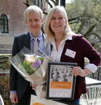  Prisvinneren Irene Gulbransen sammen med daglig leder i IEH, Per N. Bondevik. Prisvinneren Irene Gulbransen sammen med daglig leder i IEH, Per N. Bondevik.