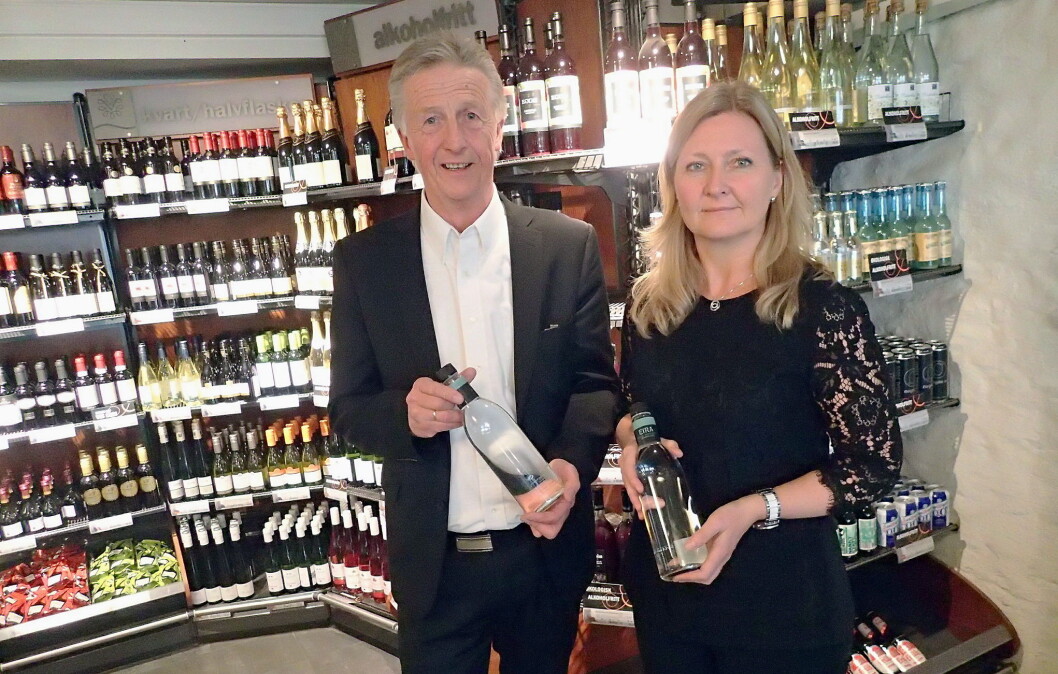 Styreleder Olbjørn Kvernberg i Eirawater AS og produktsjef Ann Kristin H.Bratteng på Vinmonopolet er spent på responsen hos Vinmonopolets kunder. (Foto: Eirawater AS) Styreleder Olbjørn Kvernberg i Eirawater AS og produktsjef Ann Kristin H.Bratteng på Vinmonopolet er spent på responsen hos Vinmonopolets kunder. (Foto: Eirawater AS)