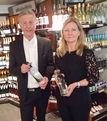 Produktsjef Ann Kristin H.Bratteng på Vinmonopolet og styreleder Olbjørn Kvernberg i Eirawater AS. (Foto: Eirawater AS) Produktsjef Ann Kristin H.Bratteng på Vinmonopolet og styreleder Olbjørn Kvernberg i Eirawater AS. (Foto: Eirawater AS)