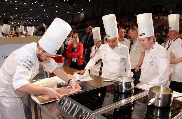 Mye folk rundt Norges boks. Til venstre Christopher W. Davidsen, Regis Marcon (vant Bocuse d'Or i 1995) og Norges coach Gunnar Hvarnes. (Foto: Morten Holt) Mye folk rundt Norges boks. Til venstre Christopher W. Davidsen, Regis Marcon (vant Bocuse d'Or i 1995) og Norges coach Gunnar Hvarnes. (Foto: Morten Holt)