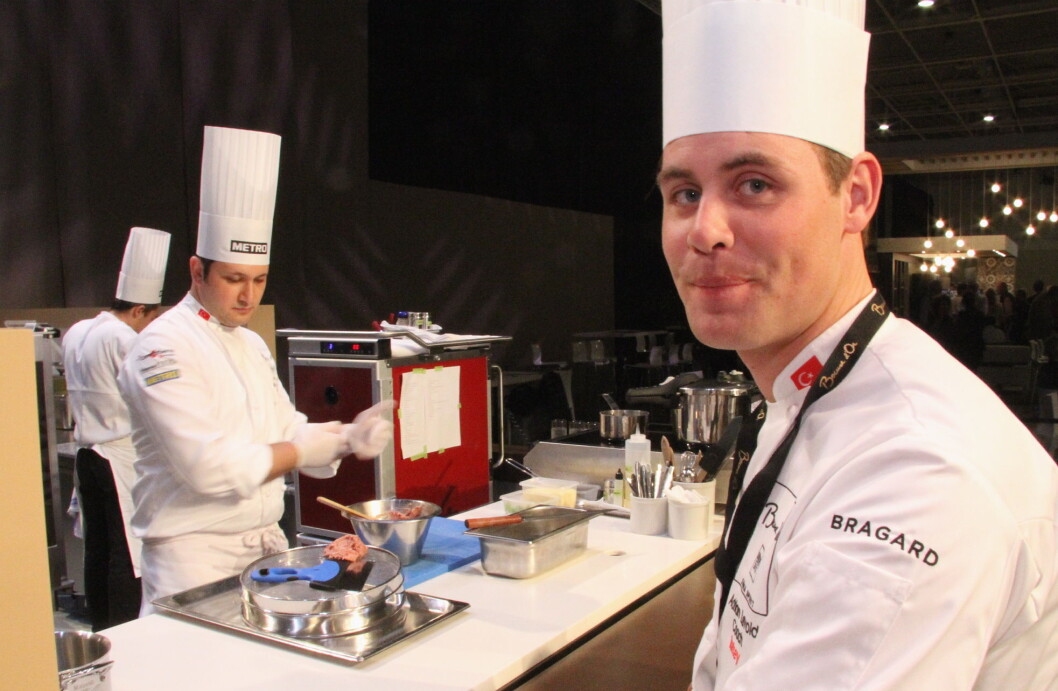 Adrian Løvold er coach for Tyrkias deltaker i Bocuse d'Or Europe 2016. (Foto: Morten Holt) Adrian Løvold er coach for Tyrkias deltaker i Bocuse d'Or Europe 2016. (Foto: Morten Holt)