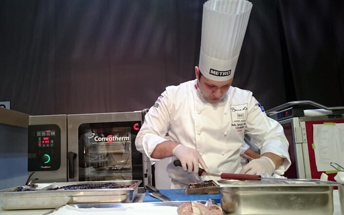 Tyrkias Mutlu Sevket Yilmaz ble coachet av Adrian Løvold fra Trondheim i Bocuse d'Or Europe 2016. (Foto: Heidi Fjelland) Tyrkias Mutlu Sevket Yilmaz ble coachet av Adrian Løvold fra Trondheim i Bocuse d'Or Europe 2016. (Foto: Heidi Fjelland)