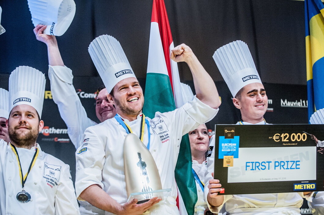 Ungarske Tamas Scéll overrasket med seier. Christopher Davidsen (til venstre) sikret norsk sølv. (Foto: Bocuse d'Or Europe, Le Fotographe) Ungarske Tamas Scéll overrasket med seier. Christopher Davidsen (til venstre) sikret norsk sølv. (Foto: Bocuse d'Or Europe, Le Fotographe)