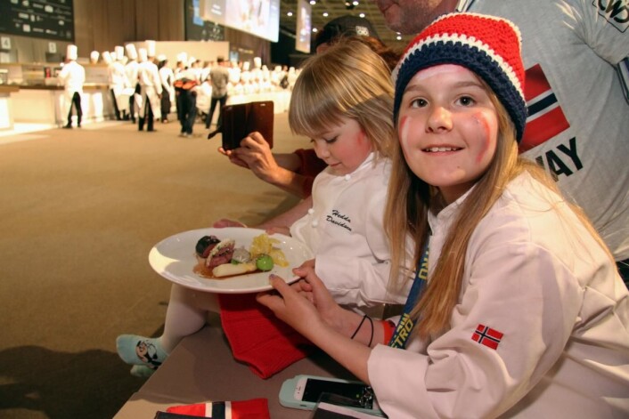 Hedda og Amalie Davidsen med pappas kjøttrett. (Foto: Morten Holt) Hedda og Amalie Davidsen med pappas kjøttrett. (Foto: Morten Holt)