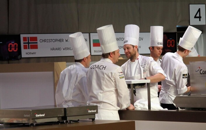 Dagens økt er unnagjort. Her er Norges deltaker Christopher Davidsen og coach Gunnar Hvarnes i samtale med Phillip Tessier fra USA, som tok sølv i Bocuse d'Or 2015 bak Ørjan Johannessen.. (Foto: Morten Holt) Dagens økt er unnagjort. Her er Norges deltaker Christopher Davidsen og coach Gunnar Hvarnes i samtale med Phillip Tessier fra USA, som tok sølv i Bocuse d'Or 2015 bak Ørjan Johannessen.. (Foto: Morten Holt)