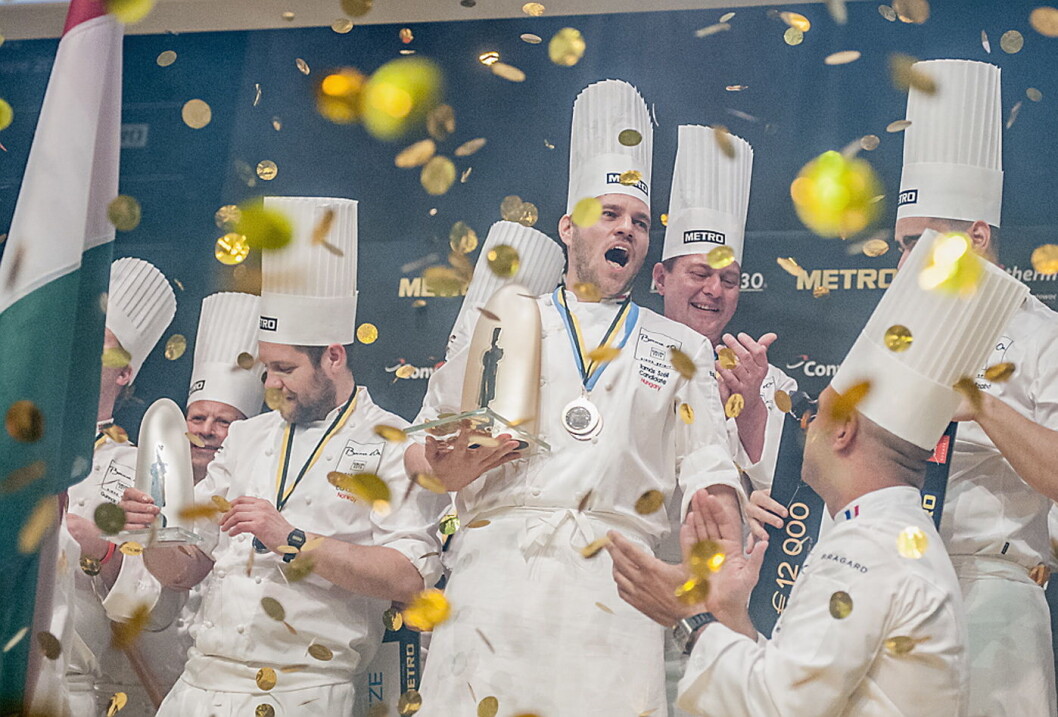 Tamas Széll vant overraskende Bocuse d'Or Europe. Norske Christopher W. Davidsen til venstre på sølvplass. (Foto: Bocuse d'Or Europe/Le Fotographe= Tamas Széll vant overraskende Bocuse d'Or Europe. Norske Christopher W. Davidsen til venstre på sølvplass. (Foto: Bocuse d'Or Europe/Le Fotographe=