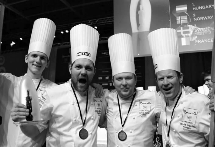 Jubel i den norske leiren etter sølv i Bocuse d'Or Europe 2016 i Budapest. (Foto: Bocuse d'Or Norge) Jubel i den norske leiren etter sølv i Bocuse d'Or Europe 2016 i Budapest. (Foto: Bocuse d'Or Norge)