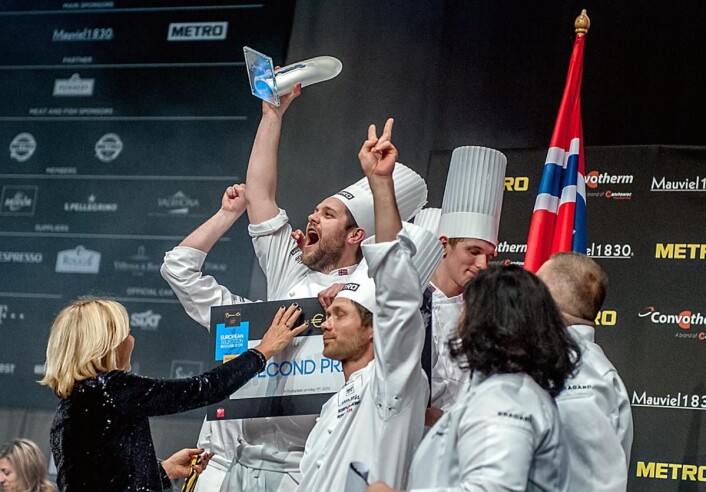 Norsk jubel på pallen i Budapest. (Foto: Bocuse d'Or Europe/Le Fotographe) Norsk jubel på pallen i Budapest. (Foto: Bocuse d'Or Europe/Le Fotographe)