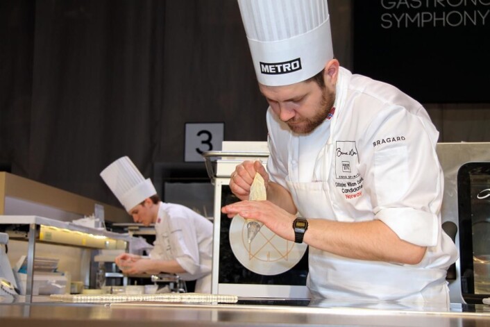 Det ble sølv for Christopher W. Davidsen i Bocuse d'Or Europe 2016. (Foto: Morten Holt) Det ble sølv for Christopher W. Davidsen i Bocuse d'Or Europe 2016. (Foto: Morten Holt)