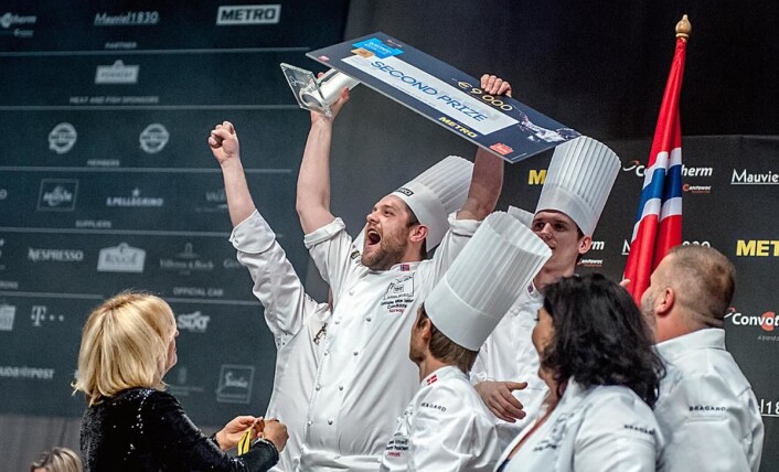 Så glad ble Christopher W. Davidsen for sølvmedaljen. (Foto: Bocuse d'Or Europe/Le Fotographe) Så glad ble Christopher W. Davidsen for sølvmedaljen. (Foto: Bocuse d'Or Europe/Le Fotographe)
