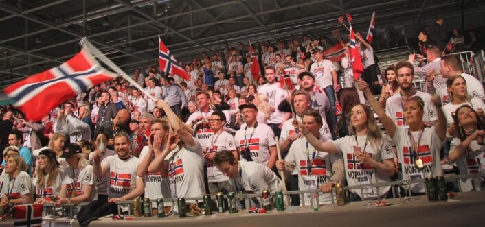 Norske fans på tribunen. (Foto: Morten Holt) Norske fans på tribunen. (Foto: Morten Holt)