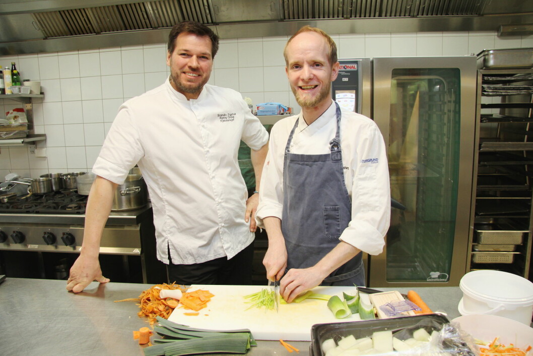 Ronny Olsbø (til venstre) tok nylig over som kjøkkensjef hos fylkesvinner i Hedmark, Scandic Elgstua, etter Halvor Riisen Grøt. (Foto: Morten Holt)