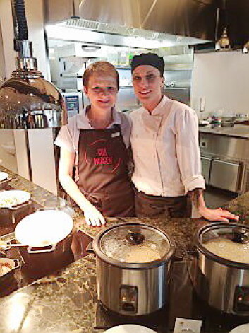 Frokostvertinne Jorunn og frokostkokken Marzena på Scandic Sunnfjord. (Foto: Scandic Hotels) Frokostvertinne Jorunn og frokostkokken Marzena på Scandic Sunnfjord. (Foto: Scandic Hotels)