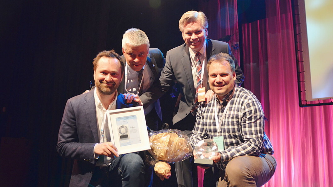 Best i klassen: Stein-Erik Treverket (forrest til venstre) og Kristian Strøm fra Solera mottok prisen i Svolvær mandag kveld. Bakerst: Innkjøpsdirektør Morten Karlsen i NHO Reiseliv (t. v) og Øyvind Frich, leder av innkjøpsutvalget i NHO Reiseliv Innkjøpskjeden. (Foto: NHO Reiseliv) Best i klassen: Stein-Erik Treverket (forrest til venstre) og Kristian Strøm fra Solera mottok prisen i Svolvær mandag kveld. Bakerst: Innkjøpsdirektør Morten Karlsen i NHO Reiseliv (t. v) og Øyvind Frich, leder av innkjøpsutvalget i NHO Reiseliv Innkjøpskjeden. (Foto: NHO Reiseliv)