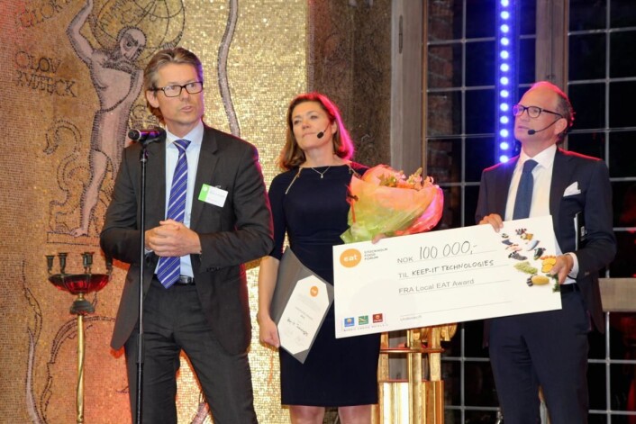 Fjorårets vinner av Local EAT Award, Keep-it Tecnhologies, ved administrerende direktør Kristen Hovland), sammen med Kristin Skogen Lund, administrerende direktør i NHO og Torgeir Silseth, administrerende direktør i Nordic Choice Hotels. (Foto: Local EAT Award) Fjorårets vinner av Local EAT Award, Keep-it Tecnhologies, ved administrerende direktør Kristen Hovland), sammen med Kristin Skogen Lund, administrerende direktør i NHO og Torgeir Silseth, administrerende direktør i Nordic Choice Hotels. (Foto: Local EAT Award)