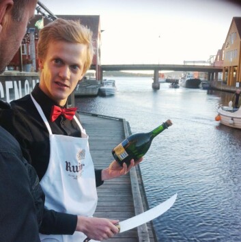 Henrik Dahl Jahnsen, kåret til «Norges beste vinkelner 2016», sabler Champagne under «Le tour De Wine» i 2015. Henrik Dahl Jahnsen, kåret til «Norges beste vinkelner 2016», sabler Champagne under «Le tour De Wine» i 2015.