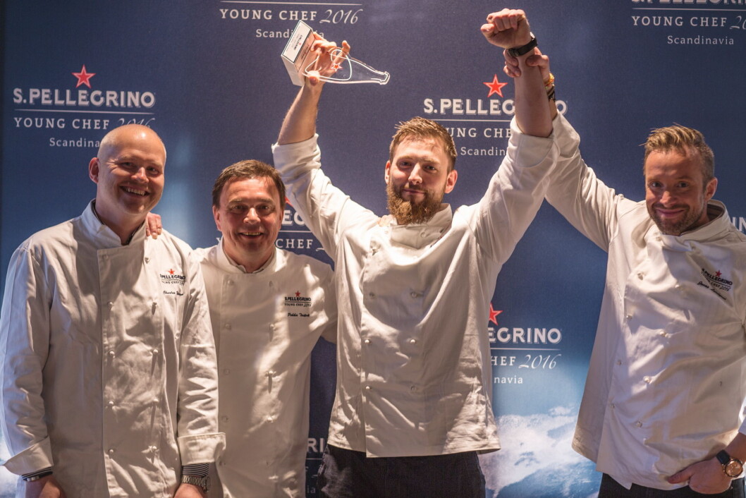 Vinneren Nikolaj Schmidt Skadborg etter seieren i den regionale skandinaviske finalen av S. Pellegrino Young Chef 2016. Til venstre Charles Tjessem og til høyre Jonas Lundgren, begge jurymedlemmer. (Foto: Jens Bredberg) Vinneren Nikolaj Schmidt Skadborg etter seieren i den regionale skandinaviske finalen av S. Pellegrino Young Chef 2016. Til venstre Charles Tjessem og til høyre Jonas Lundgren, begge jurymedlemmer. (Foto: Jens Bredberg)