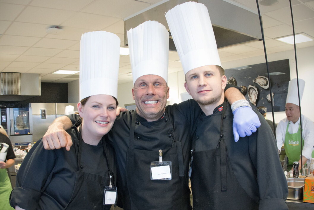 Det var laget «Bedre buk sprenge enn god mat slenge» fra ESS med Lene Havåg (fra venstre) Anders Martinsson og Tony Kristiansen som ble vinnerne av årets «Kokkekamp» i Compass Group. (Foto: Compass Group) Det var laget «Bedre buk sprenge enn god mat slenge» fra ESS med Lene Havåg (fra venstre) Anders Martinsson og Tony Kristiansen som ble vinnerne av årets «Kokkekamp» i Compass Group. (Foto: Compass Group)