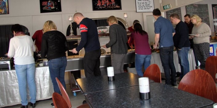 Kø ved lunsjbuffeen. (Foto: Morten Holt) Kø ved lunsjbuffeen. (Foto: Morten Holt)