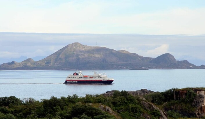 MS Spitsbergen på vei mot Svolvær. Skrova i bakgrunnen. (Foto: Morten Holt)