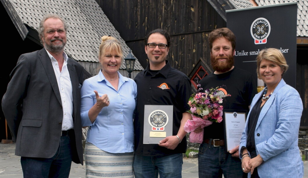 Ægirs Heidrun Vikingmjød er hedret med Spesialitet-merket. Fra venstre fylkesmann og jurymedlem Lars Sponheim, gründere Ægir Bryggeri Aud Melås og Evan Lewis, brygger Thomas Schöne, og administrerende direktør i Matmerk, Nina Sundqvist Ægirs Heidrun Vikingmjød er hedret med Spesialitet-merket. Fra venstre fylkesmann og jurymedlem Lars Sponheim, gründere Ægir Bryggeri Aud Melås og Evan Lewis, brygger Thomas Schöne, og administrerende direktør i Matmerk, Nina Sundqvist