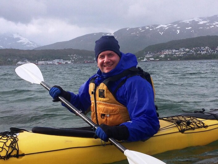 Konsernsjef i Hurtigruten, Daniel Skjeldam, i en noe mindre farkost enn det han daglig styrer over. (Foto: Øystein Knoph) Konsernsjef i Hurtigruten, Daniel Skjeldam, i en noe mindre farkost enn det han daglig styrer over. (Foto: Øystein Knoph)