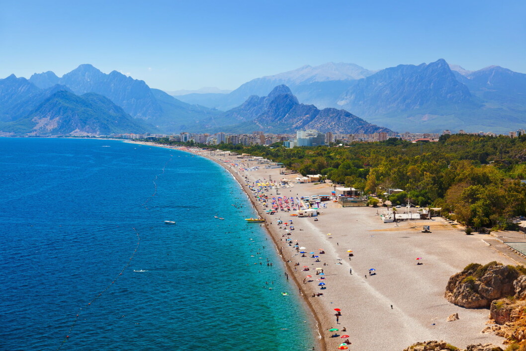 Stranden i Antalya. (Foto: Colourbox.com) Stranden i Antalya. (Foto: Colourbox.com)