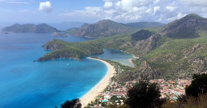 Den tyrkiske valutaen har gått ned cirka 10 prosent det siste året, og dette gjør prisnivået enda mer attraktivt. Her fra Ölüdeniz-stranden like ved byen Fethiye. (Foto: Morten Holt) Den tyrkiske valutaen har gått ned cirka 10 prosent det siste året, og dette gjør prisnivået enda mer attraktivt. Her fra Ölüdeniz-stranden like ved byen Fethiye. (Foto: Morten Holt)