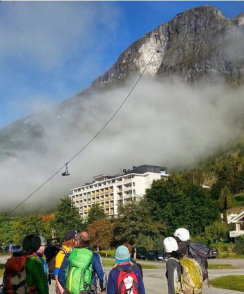 Pendelbanen vil gå over taket på Hotel Alexandra. (Foto/illustrasjon: Hoven Loen) Pendelbanen vil gå over taket på Hotel Alexandra. (Foto/illustrasjon: Hoven Loen)