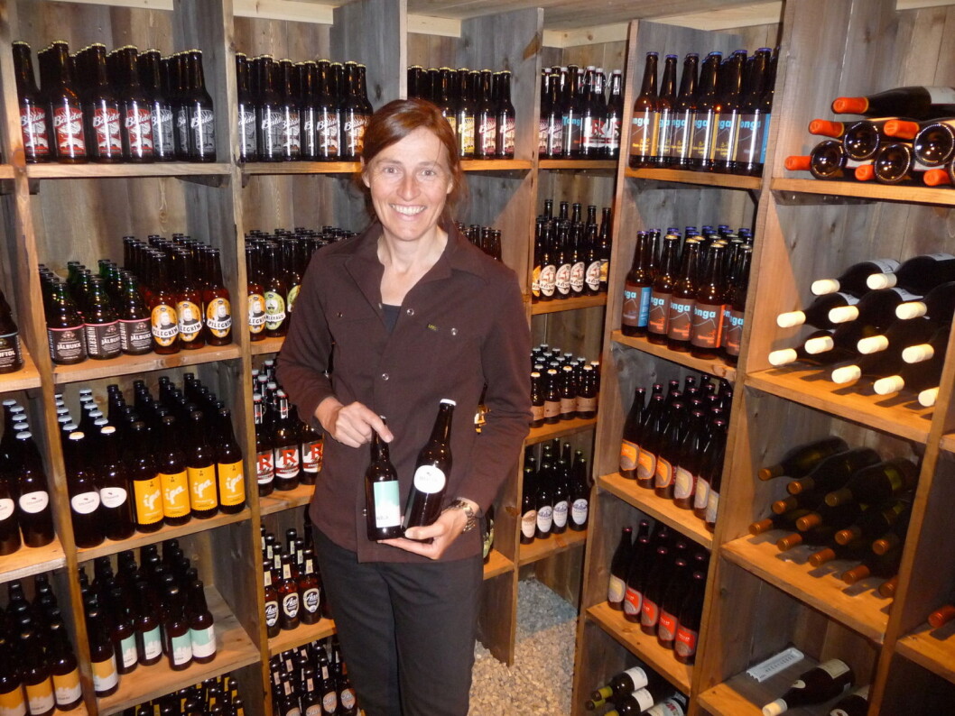 Karola Wenzel i øl- og vinkjelleren på Hindsæter. (Foto: Hindsæter) Karola Wenzel i øl- og vinkjelleren på Hindsæter. (Foto: Hindsæter)