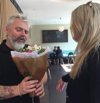 Petter Lidal, eier av Bien, fikk blomster. Petter Lidal, eier av Bien, fikk blomster.