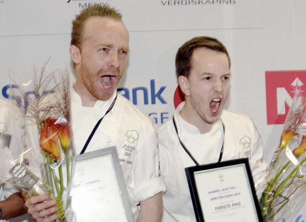Både André Larsen (til venstre) og Anders Sletten er klare for finalen av Årets Sjømatkokk. Her er de to etter ha kapret sølv- og gullmedaljen i Arktisk Kokk i 2015. (Foto: Arktisk Kokk) Både André Larsen (til venstre) og Anders Sletten er klare for finalen av Årets Sjømatkokk. Her er de to etter ha kapret sølv- og gullmedaljen i Arktisk Kokk i 2015. (Foto: Arktisk Kokk)