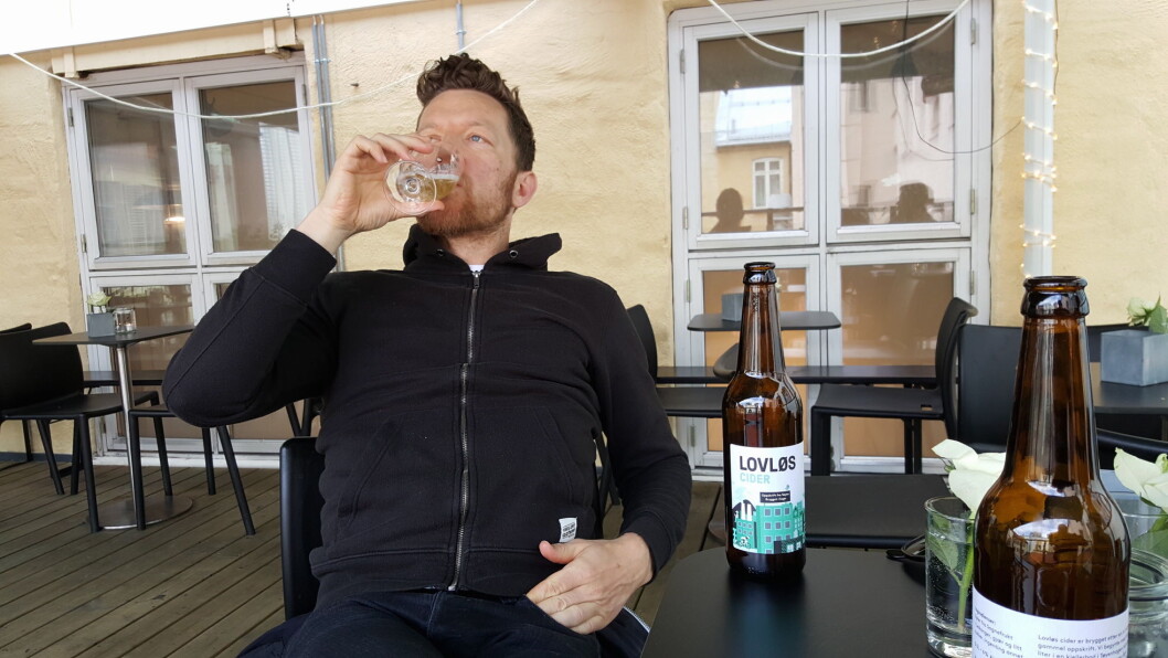 Gründer Jostein Magnussen nyter Lovløs Cider. (Foto: Privat) Gründer Jostein Magnussen nyter Lovløs Cider. (Foto: Privat)